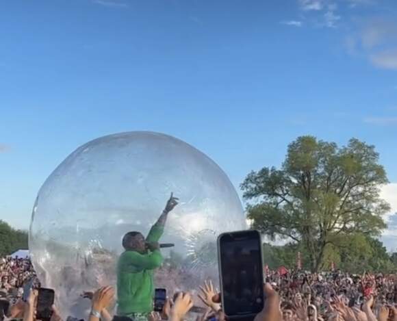 Akon Almost Ran Out Of Oxygen In His Ballon While Crowd Surfing In Canada