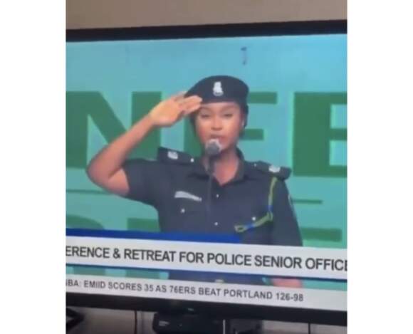 Trending video of a policewoman making Nigerians ‘proud’ as she recites the national anthem