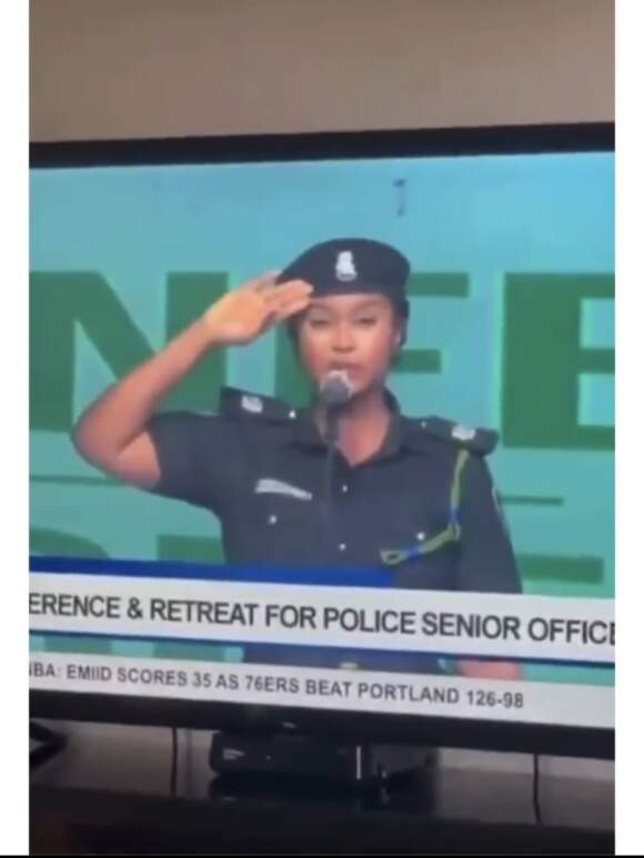 Trending video of a policewoman making Nigerians ‘proud’ as she recites the national anthem
